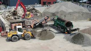 Download Lagu Puinbreken en menggranulaat zeven op de juiste maat. MP3