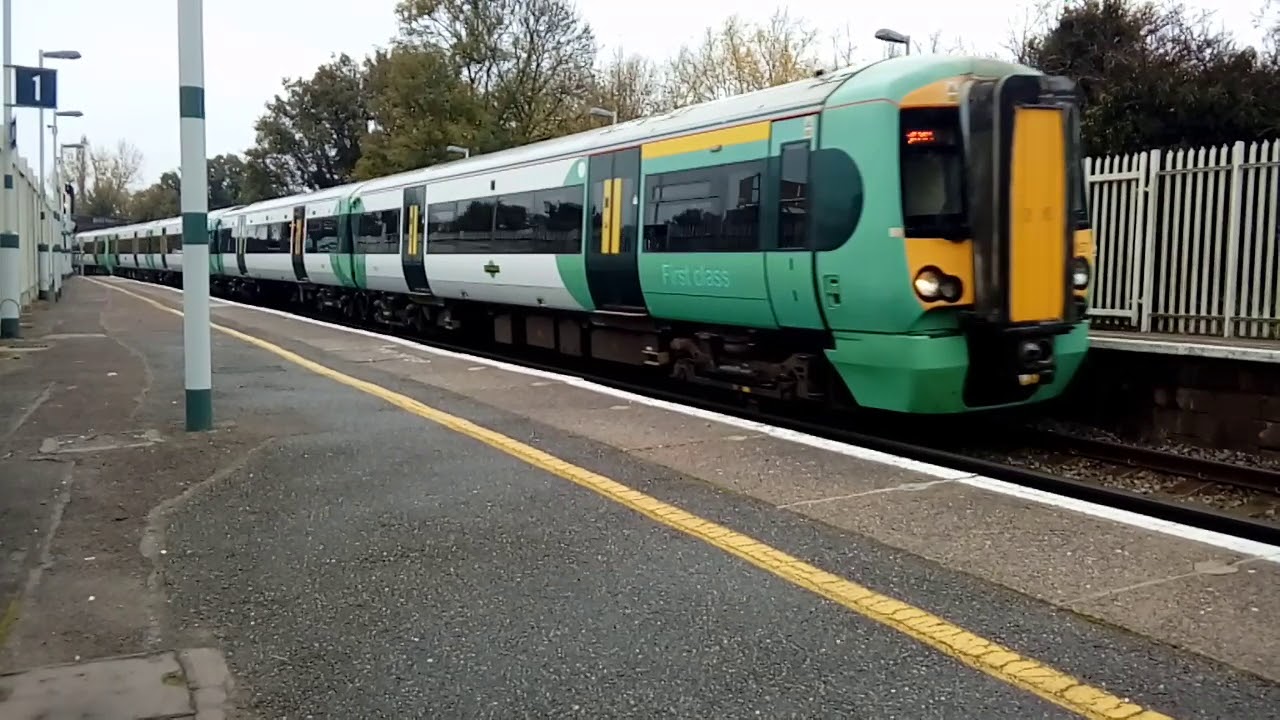 Trains at hackbridge