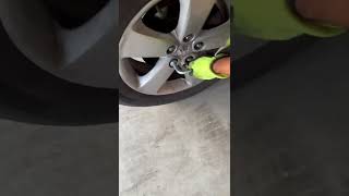 Wheel lug nuts tighten and loosen