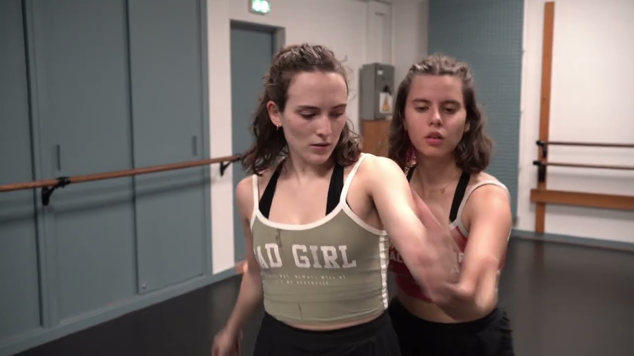 Chorégraphie (fille en rouge)