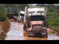 Camiones y Grúas Atascados en el barro. Truck stuck in the mud