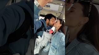 Ανδρέας Γεωργίου-Σιμώνη Χριστοδούλου: Αγκαλιές και φιλιά με την κόρη τους στο αεροδρόμιο