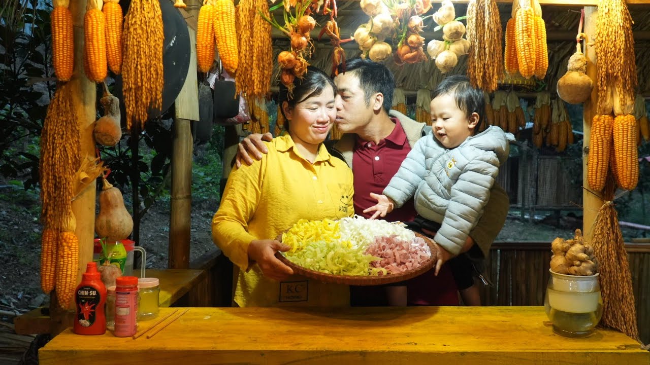 Инженер-электрик Хунг решил влюбиться в одинокую мать и её маленького сына.