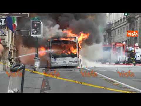 Bus in fiamme in via del Tritone, lunga colonna di fumo al centro di Roma