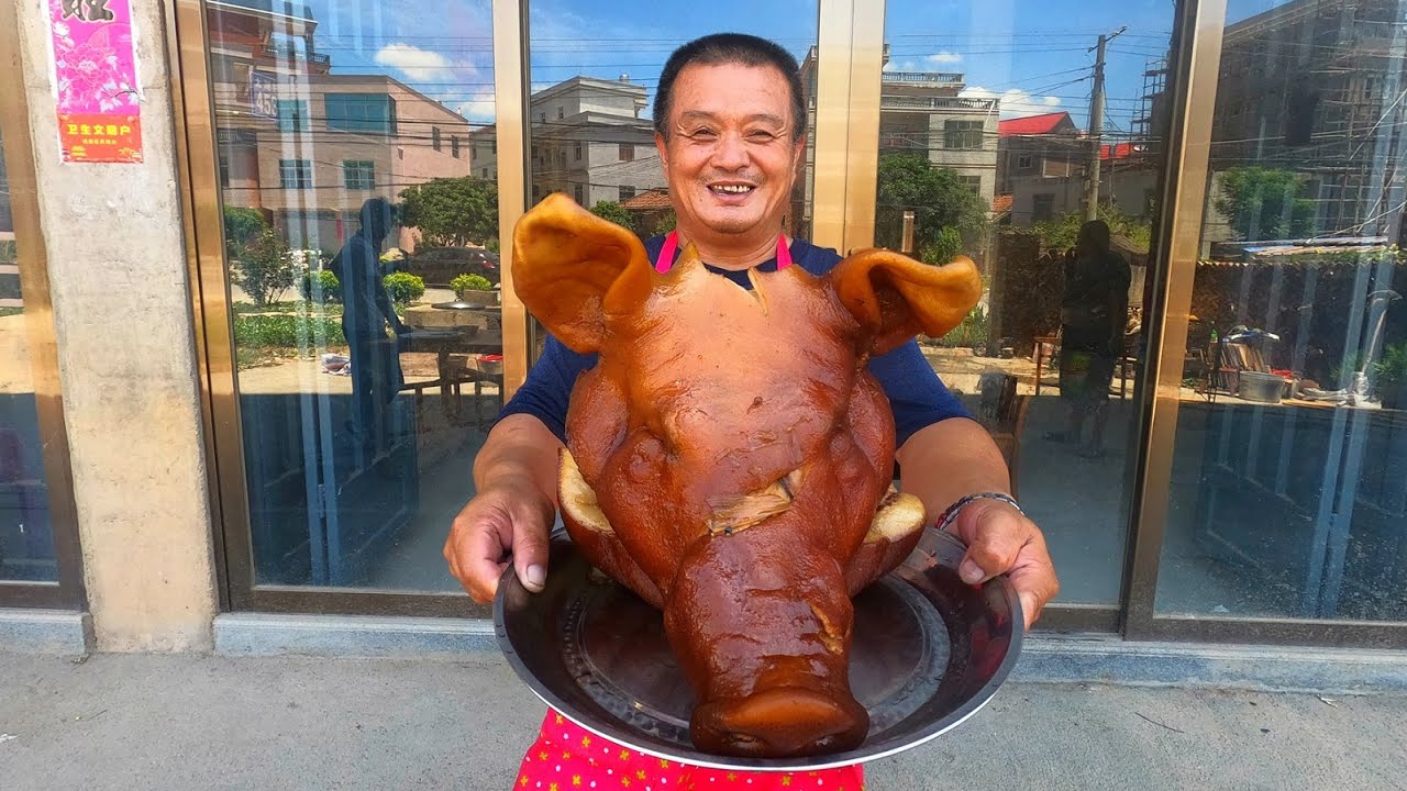 大叔花213买个14斤大猪头，用农村土灶卤上2个小时，酒不够喝了