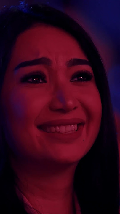 Eshagida oyinchoq bolgan rus qiz Erkaklar toplarini silkitadilar