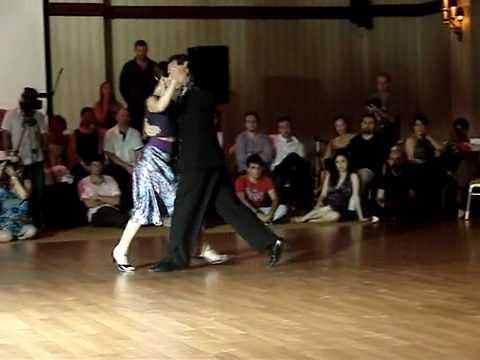 Claudia y Esteban tangon 2010 improvisado.flv