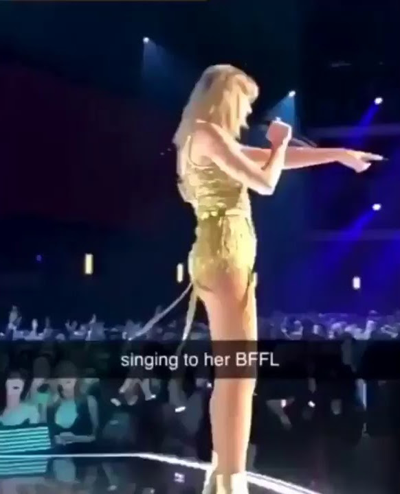 TAYLOR SWIFT le canto 'Love Story' a SELENA GOMEZ en los AMAs