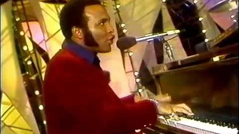 I'm Gonna Keep On Singing - Andrae Crouch & The Di...