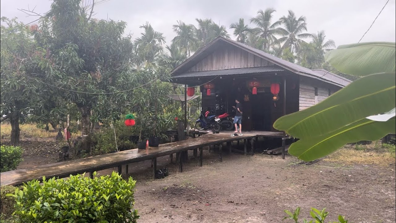 Hujan gerimis menambah suasana hening diperkampungan tionghoa