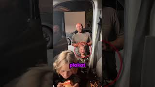 Táta vůbec nechápal, proč jeho syn pláče.😂🍬