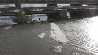 Уровень воды на Чагане быстро поднимается. Паводок в Уральске. Шлюзы.