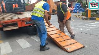 Proses Menurunkan Forklift dari Truk Angkut