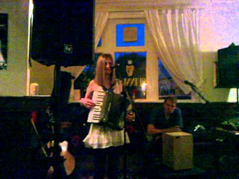 Amanda hall - busking at the travellers rest 2