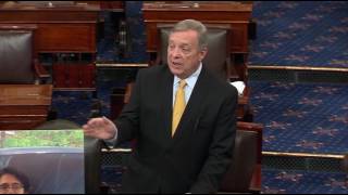 Durbin presta homenagem ao senador Kirk