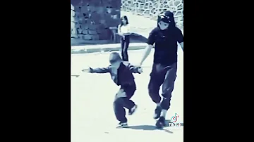 انت تغنيلي عليها عيون 