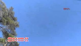 لحظة فتح المضادات الأرضية من قبل الثوار على الطيارين الروسيين أثناء هبوطهم بالمظلات في ريف اللاذقية