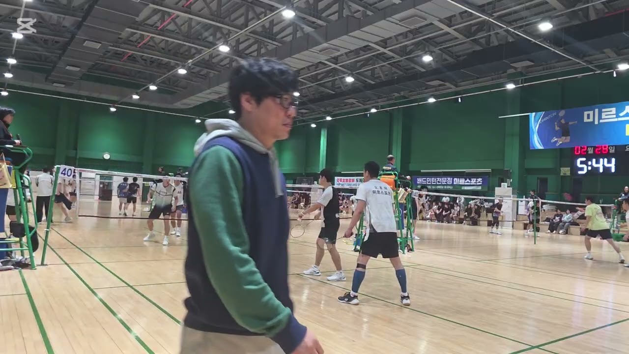 왼빠 오후태코치님께 한수배움🙏 미르스포츠배 배드민턴 대회 40A오후택/심학섭 vs 최원형/최은석 경기초반 흔들림이 아쉽다. 