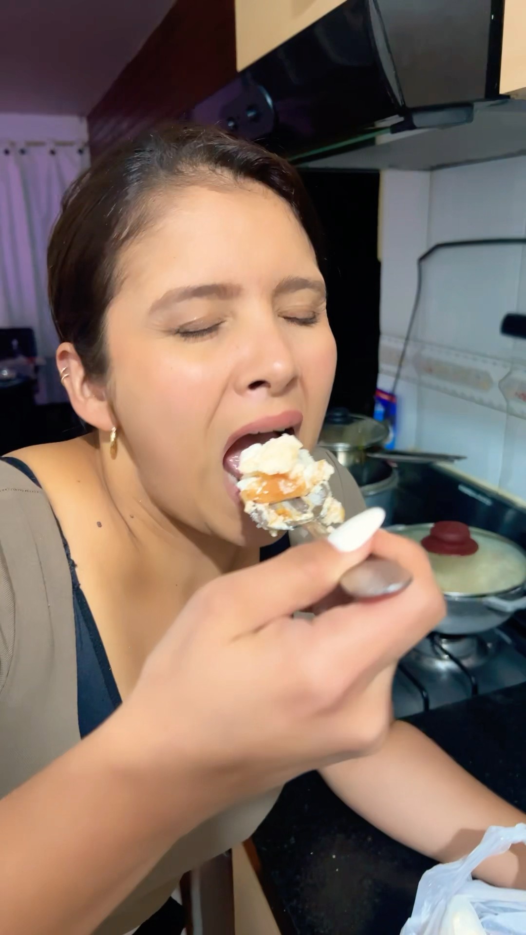 Pov:cuando mi mamá come a ESCONDIDAS #humor #cosasdefamilia #comedia #fypシ゚