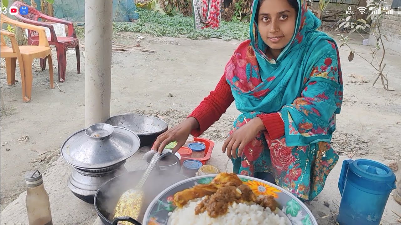 রান্নাঘরেই গরম গরম তরকারি দিয়ে খাওয়া-দাওয়া শেষ 
