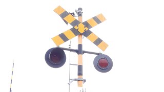 【踏切】JR久留里線　警報灯のカバーが外れている踏切 (Railroad crossing in Japan)