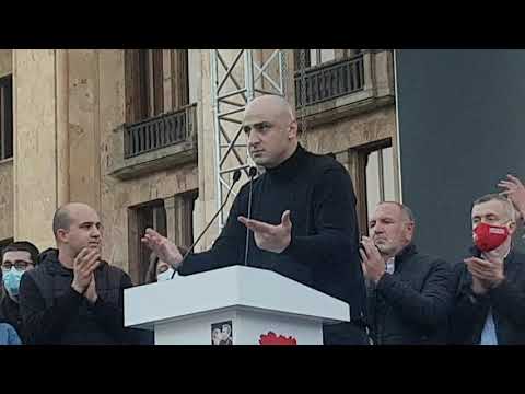 მელის აქციის მონაწილეებს მიმართავს