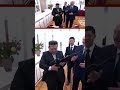 Kim Jong Un oo tijaabinaya qori loo siiyay hadiyad