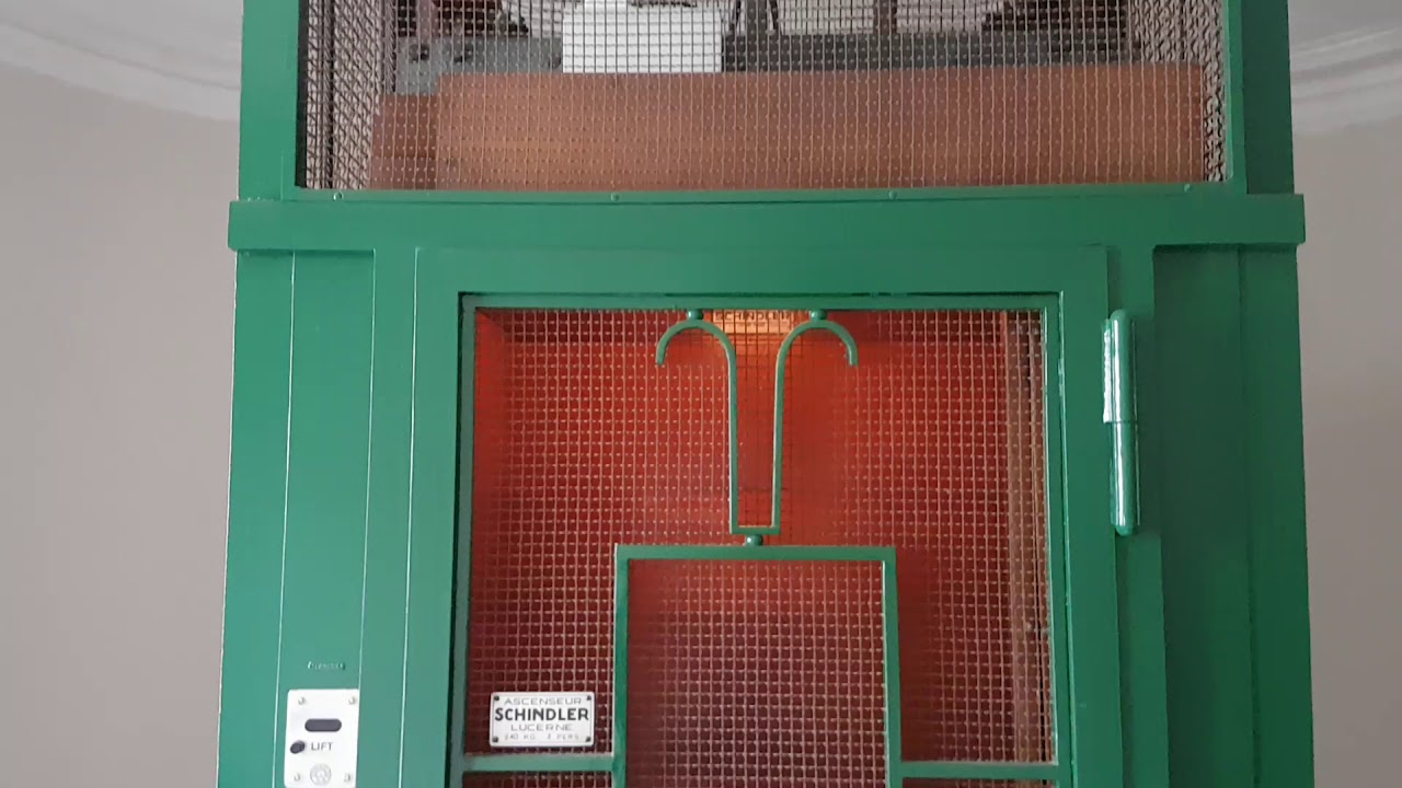 Ascenseur Schindler extraordinaire des années 1930, situé à la Rue du Midi 5, à Lausanne, Suisse