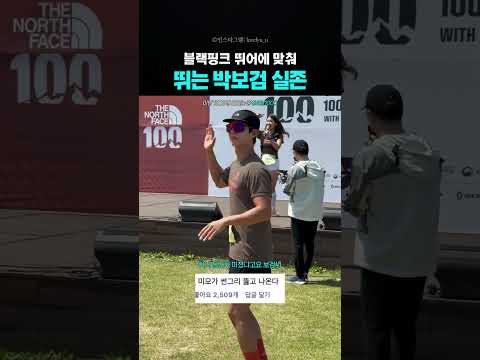 티셔츠를 뚫고 등근육이 느껴짐