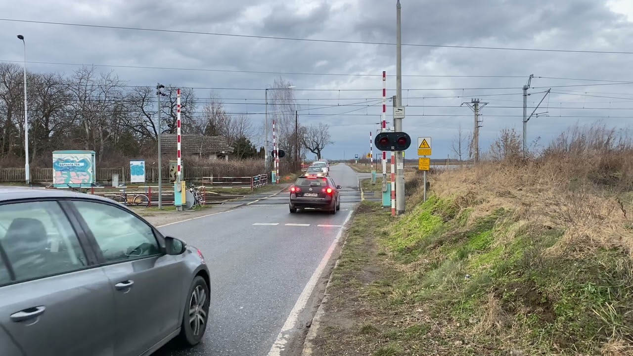 Sadków, ul. Kolejowa (stacja Sadowice Wrocławskie), przejazd kolejowy, railway crossing, [4K]