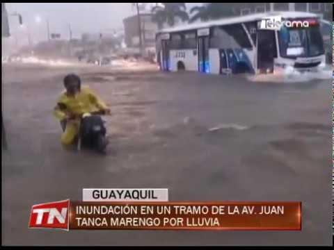 Inundación en un tramo de la av. Juan Tanca Marengo por lluvia