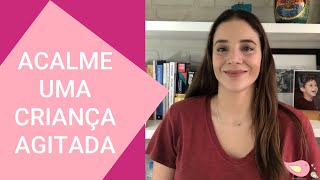 Na cama inquieta criança