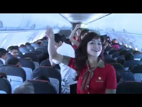 Cô gái Thái "nhảy ngựa" -- Gangnam style trên tàu bay VietJetAir