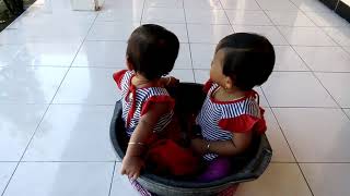 Lucunya si kembar Neta dan Neti bermain ember