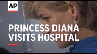 Pakistan - Princess Diana visits charity hospital