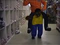 Neger wordt aan zijn oor getrokken door voetbalsupporter