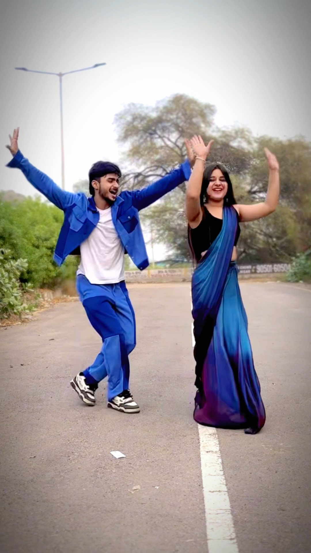 Saree k fall sa?#youtube #ytshorts #couple #love #trending #viralvideo #upneetkaur #dance