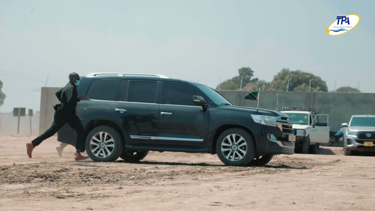 WAZIRI MKUU MHE. KASSIM MAJALIWA ATEMBELEA UJENZI WA MRADI WA BANDARI YA KISASA YA KAREMA