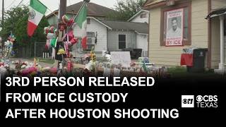 3rd person released from ICE custody after deadly shooting in Houston
Federal officials have released a third person from custody related to a shooting investigation in Houston. ICE agents shot and killed a Mexican national last month.
Subscribe to the CBS News Texas YouTube channel: https://www.youtube.com/@CBSTexas
Watch CBS News Texas 24/7: https://www.cbsnews.com/texas/live/
Download the CBS News app: https://www.cbsnews.com/mobile/
Follow CBS News Texas on Instagram: https://www.instagram.com/cbsnewstexas/
Like CBS News Texas on Facebook: https://www.facebook.com/CBSNewsTexas
Follow CBS News Texas on X: https://x.com/CBSNewsTexas
Try Paramount+ free: https://www.paramountplus.com/?ftag=PPM-05-10aeh8h
For video licensing inquiries, contact: licensing@veritone.com 3rd person released from ICE custody after deadly shooting in Houston