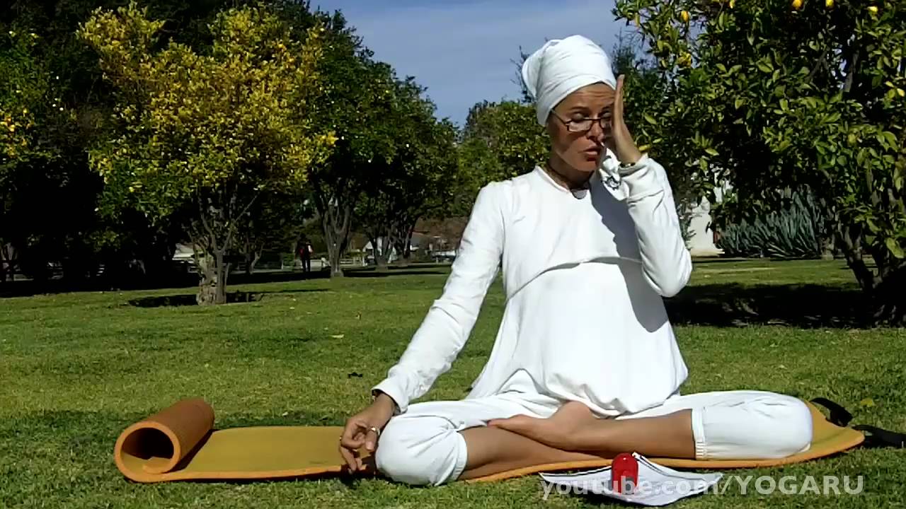 йога в пожилом возрасте. йога для лица. йога для лица. фитнес на природе. упражнения фейс йога.