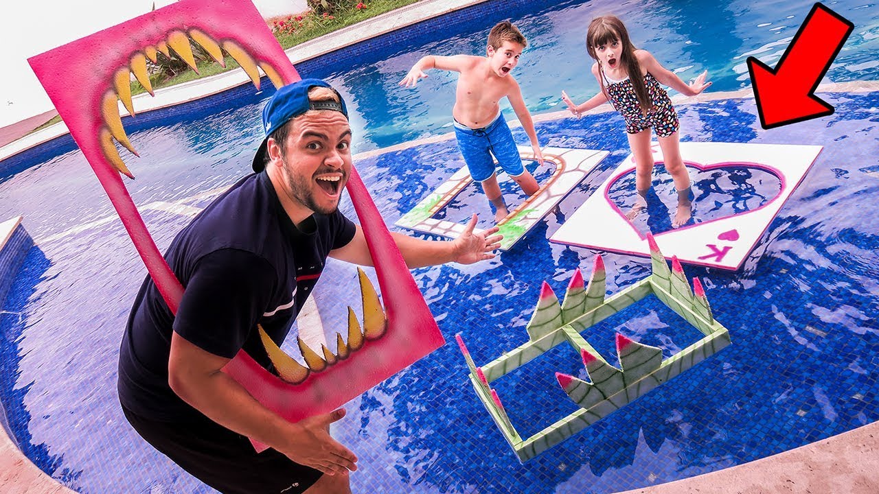 PULANDO DENTRO DE FORMAS IMPOSSÍVEIS E DIFERENTES NA PISCINA !!