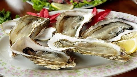 Ordina ostriche al ristorante: ma improvvisamente si trova in bocca…