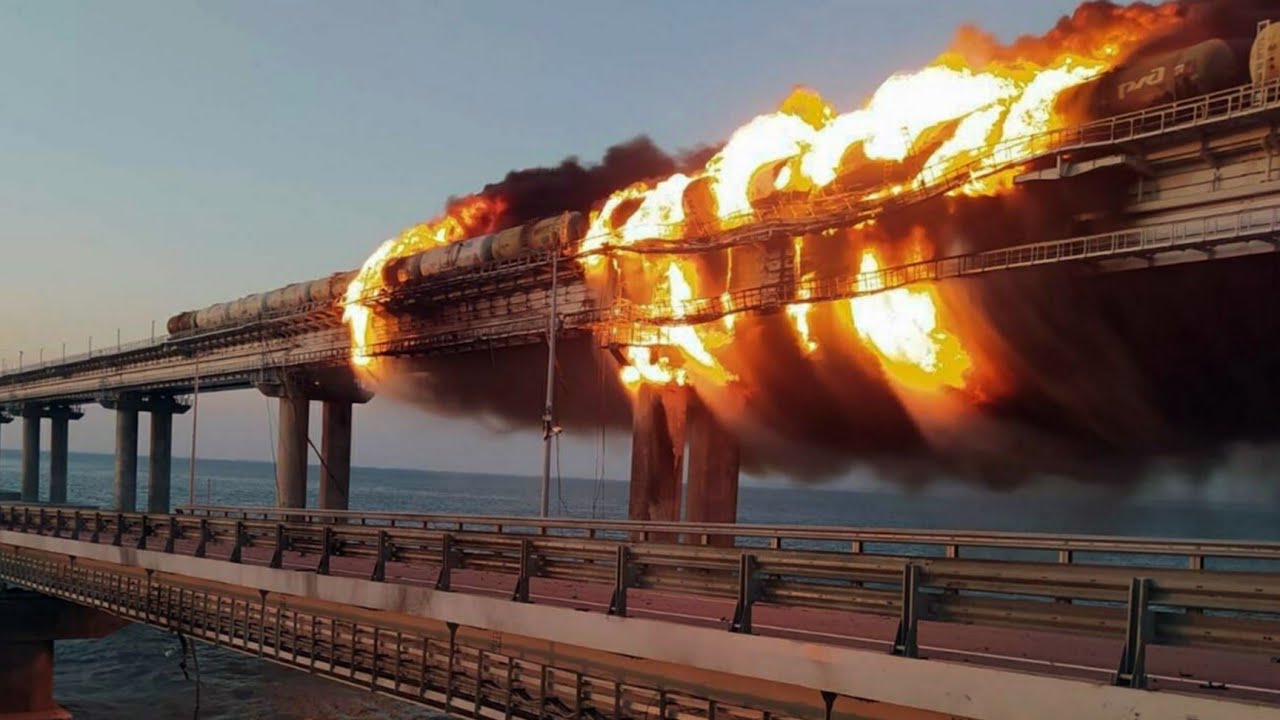 сколько раз взрывали крымский мост. момент взрыва на крымском мосту. взрыв грузовика на крымском мосту. сколько раз взрывали крымский мост. сколько раз взрывали крымский мост.