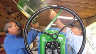 Bauer John montiert Blechteile an seinem John Deere 420 High Crop