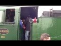 Ma petite romane vrifie la chauffe de la locomotive vapeur