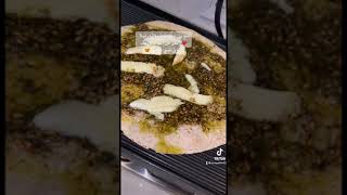 منقوشة زعتر وجبنة بالتورتيلا(Tortilla) تجنن شي ناهي والله حتى انا استغربت من وصفتي♠️ #tortilla