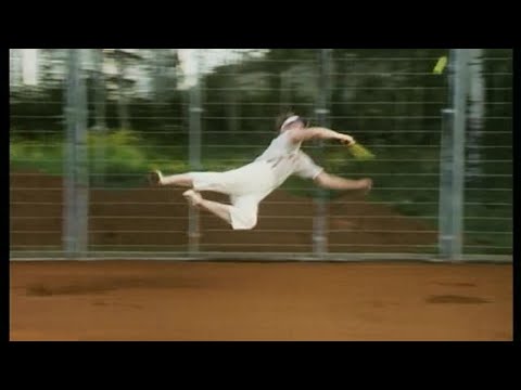 Video: Pelaamassa tennistä