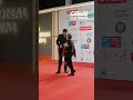 عارفة عبد الرسول قابلته بالأحضان وعملت حركات استعراضية على الريد كاربت عارفة عبد الرسول قابلته بالأحضان وعملت حركات استعراضية على الريد كاربت