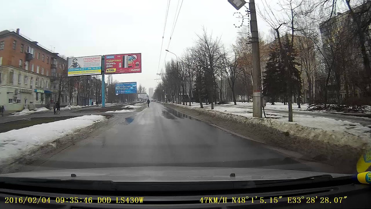 Машина гуляет по дороге