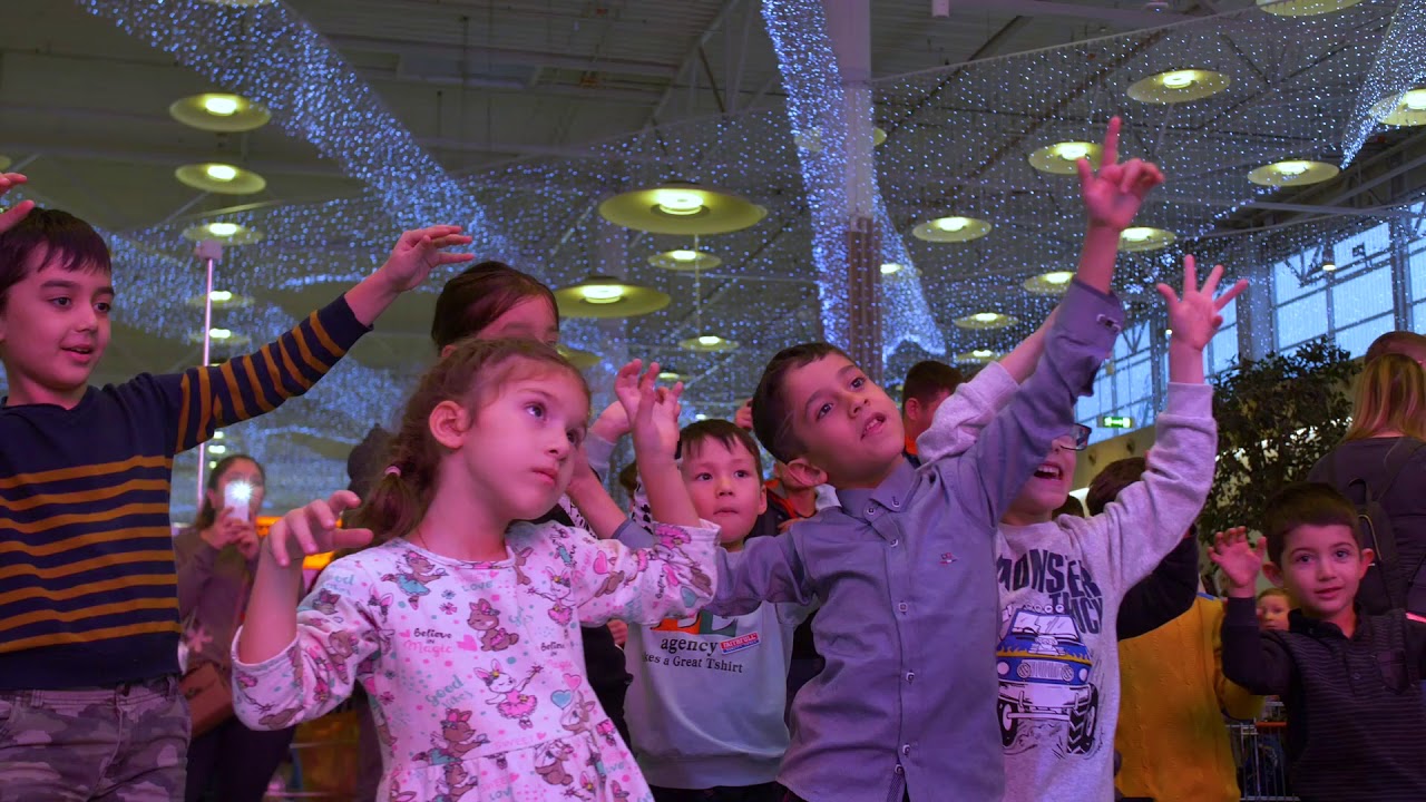 Песни, танцы и юмор: Инклюзивный концерт в МЕГЕ Белая дача - YouTube